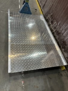 Прямогор СКЛАД ПС 1200×2000×150 — это алюминиевая аппарель, которая помогает организовать стабильный переход между уровнем пола и кузовом/площадкой при ежедневных работах